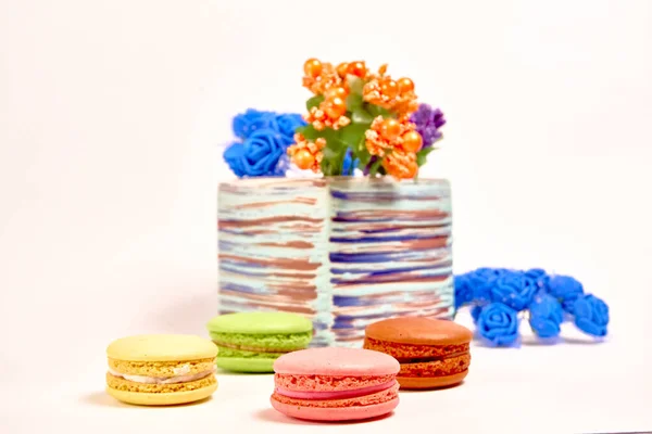 Composition Avec Des Macarons Sucrés Savoureux Vase Avec Des Fleurs — Photo