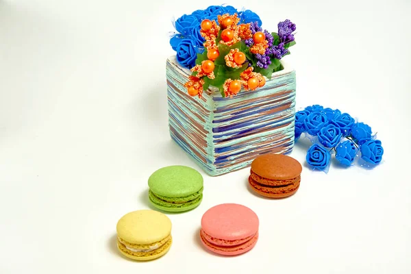 Composition Avec Des Macarons Sucrés Savoureux Vase Avec Des Fleurs — Photo