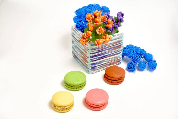 Komposition Mit Süßen Schmackhaften Makronen Und Vase Mit Blumen Auf — Stockfoto
