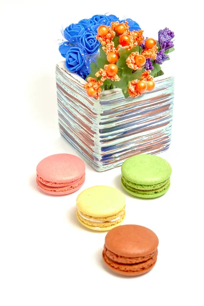 Composition Sweet Tasty Macaroons Vase Flowers White Background — Stock Photo, Image