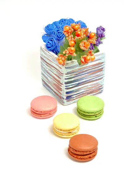 Komposition Mit Süßen Schmackhaften Makronen Und Vase Mit Blumen Auf — Stockfoto