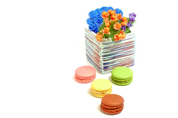 Composición Con Macarrones Sabrosos Dulces Jarrón Con Flores Sobre Fondo — Foto de Stock