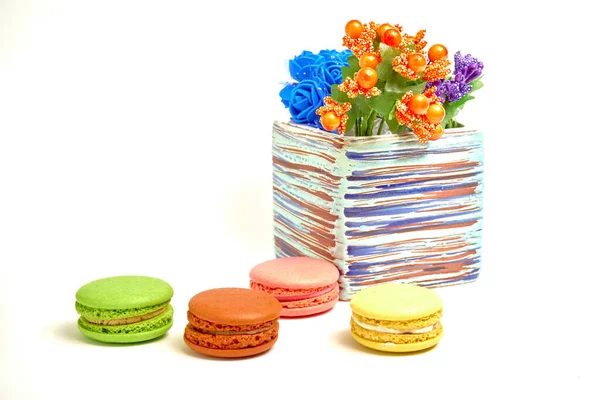 Composição Com Macaroons Saborosos Doces Vaso Com Flores Fundo Branco — Fotografia de Stock