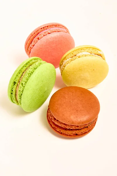 Délicieux Macarons Multicolores Sur Fond Blanc — Photo