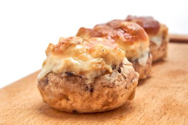 Peynirle doldurulmuş şampiyonlar, fırında pişmiş tavuklar.