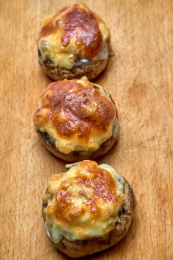 Peynirle doldurulmuş şampiyonlar, fırında pişmiş tavuklar.