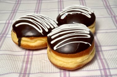 Kumaş arka planda lezzetli hava donutları.