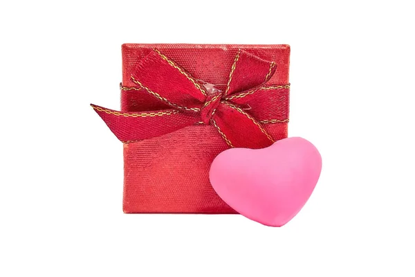 バレンタインデーリングやイヤリングの赤いギフトボックス — ストック写真