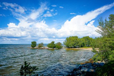 Güneşli bir günde durgun su