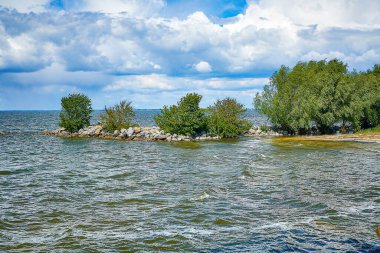 Güneşli bir günde durgun su