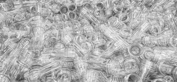 Süt, su ve diğer PET sıvıları için plastik şişeler yapmak için şeffaf bir ön form.