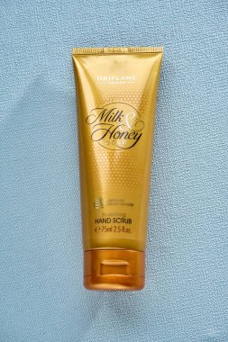 Svetlovodsk, Ukrayna - 04.03.2021: Orifire 'dan süt ve bal rengi el kremi (İsveç), editoryal