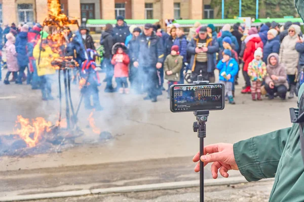 Svetlovodsk, Ukrayna - 14.03. 2021: Maslenitsa kutlamalarının cep telefonu görüntüleri. Sosyal ağlarda yayınlanan geleneksel pipet bebek yakma geleneği..