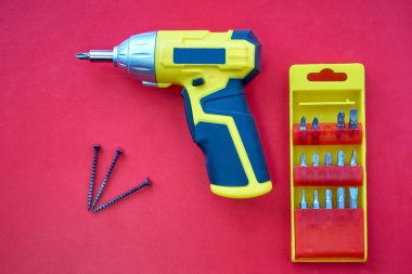 Kablosuz tornavida, kırmızı panoda bir set nozül, DIY onarım.