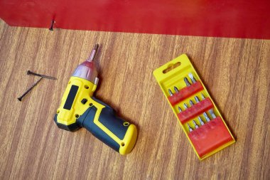 Kablosuz tornavidayla tahtaya vida takmak, mobilya montajı, DIY onarımı.