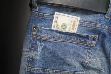 Kot pantolonun arka cebinde dolar var. Cebinde para, nakit.