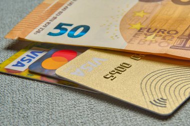 Banka kartları ve nakit çekimleri.