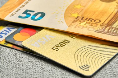 Banka kartları ve nakit çekimleri.