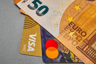 Banka kartları ve nakit para yakın, üst görünüm