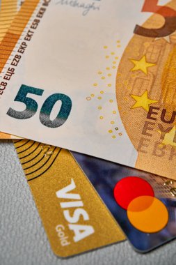 Banka kartları ve nakit para yakın, üst görünüm