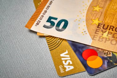 Banka kartları ve nakit çekimleri.