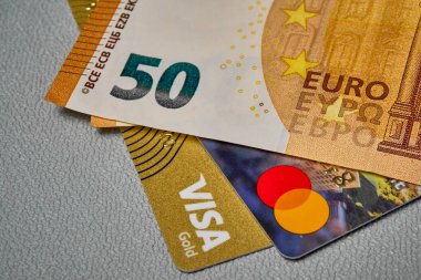 Banka kartları ve nakit çekimleri.