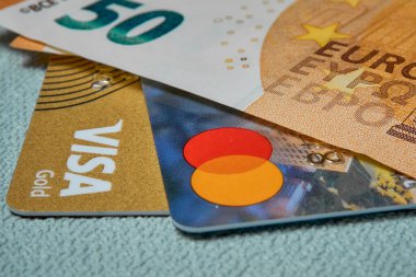 Banka kartları ve nakit çekimleri.