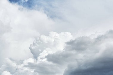 Mavi gökyüzünde beyaz gözenekli bulutlar, bulutlu manzara.