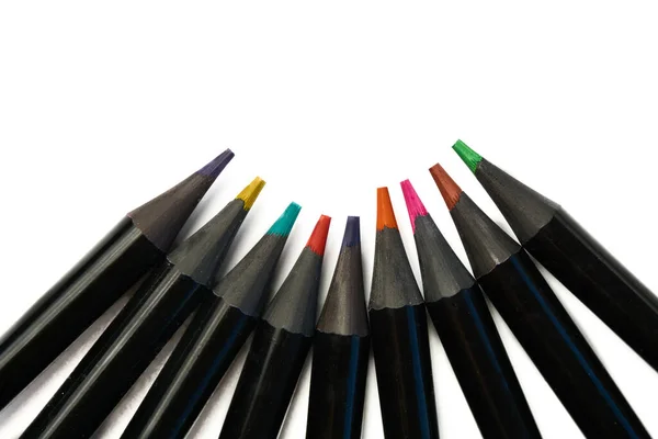 Beyaz arkaplanda yarım daire şeklinde duran renkli kalemler. — Stok fotoğraf