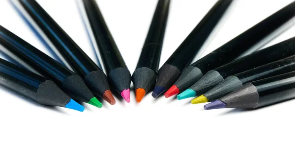 Barevné tužky ležící v půlkruhu na bílém pozadí. — Stock fotografie