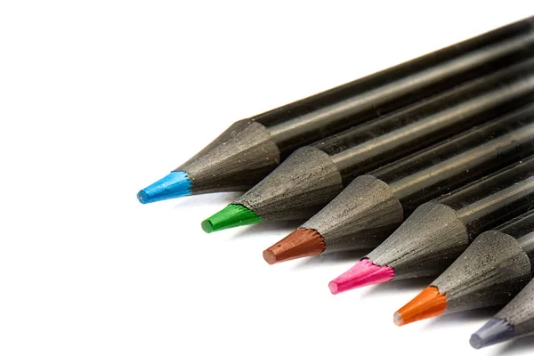 Barevné tužky ležící diagonálně na bílém pozadí. — Stock fotografie