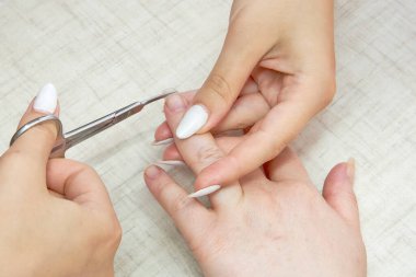 Efendi kızların tırnaklarını keser. Manikür. Yakın plan..