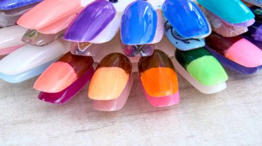 Manikür için tırnak tasarımı için tırnak sanatı. Boyaların Akrilik ipuçlarının gösterimi