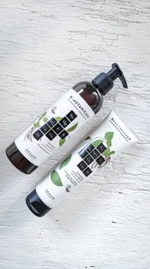 Ukrayna - 07.16.2021: Orifire İsveç 'ten hafif ahşap zemin, üst görünüm, yazı işleri müdürlüğü eşliğinde mineraller ve Shevets hanımeli ile güzellik kremi şampuanı ve krem.