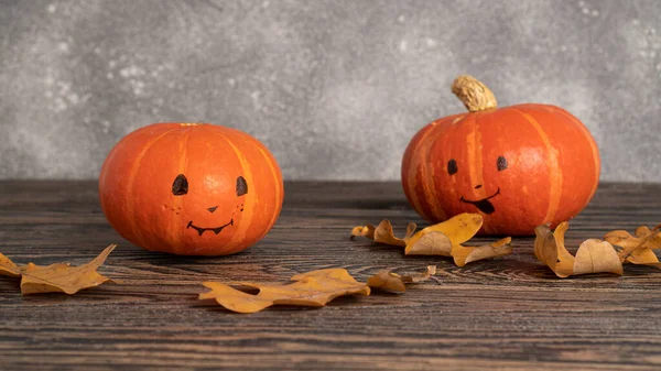 Teste di zucca di Halloween. Presa testa zucca Halloween su sfondo di legno. Decorazioni tradizionali di Halloween. — Foto Stock