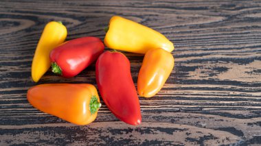 Mini tatlı kırmızı biberin farklı renkleri. Çiğ organik bebek Sweet Peppers yemeye hazır. Renkli dolmalık biberler