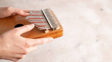 Eller Afrika enstrümanı Kalimba çalıyor. Mbira bir müzik enstrümanı. Yan görünüm