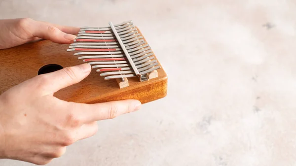 Mãos a tocar o instrumento africano Kalimba. Mbira é um instrumento musical. Vista lateral — Fotografia de Stock