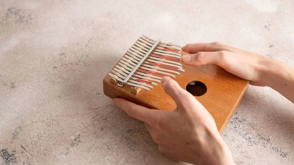 Kalimba 17 notas clave piano pulgar. Kalimba o mbira es un instrumento musical africano resonante de madera. Copiar espacio — Foto de Stock