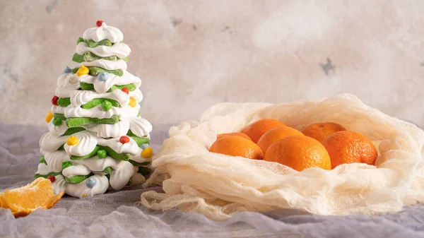 Tatil havası. Masada bir torba mandalina var. Kurabiyeden yapılmış Noel ağacı. Tatlı Noel