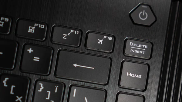 Sluit de backspace knop van een laptop. Zwart laptop toetsenbord. Moderne grote pijl als backspace knop op het toetsenbord — Stockfoto