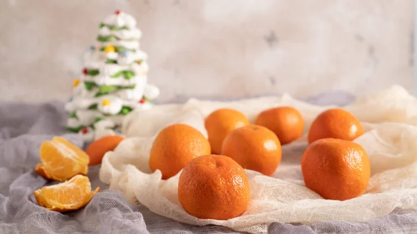 Рождественская концепция с мандаринами. Сочные апельсиновые клементины. Рождественский декор со сладкой елкой. Новогодняя концепция — стоковое фото