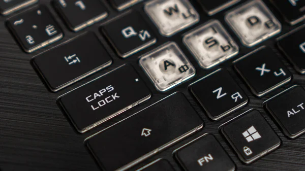 盖上键盘上的锁按钮.乌克兰语和西里尔字母键盘。盒盖锁匙在键盘上 — 图库照片