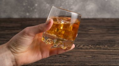 Elimde bir bardak viski var. Elle tutulan viski bardağı. 