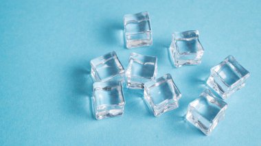 Yapay buz. Fotoğraf için yapay buz küpleri. Plastik buz. Fotoğraf için mavi arkaplanda akrilik buz küpleri