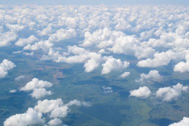 Mavi gökyüzü olan beyaz bulut. Bulut dokusu. Mavi gökyüzü ve küçük bulutlar. Dünya üzerinde birçok küçük bulut