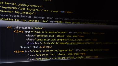 Ekranda kod düzenleyici olarak HTML5 kodu seçildi. IDE 'de yakınlaştırma kodu. HTML web programlama. Html kaynak kodu tabanı