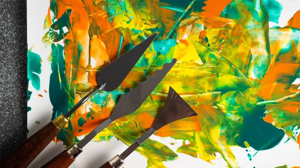 Ensemble de couteaux de couleur huile. Peindre des spatules. Couteau à palettes et peintures à l'huile, gros plan. Concept d'outils artistiques — Photo