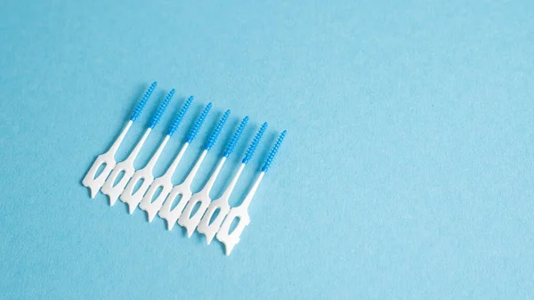 Home dental cleaning kit. Small brash for dental hygiene. Dental care. Teeth cleaning tool. Interdental brush on blue — Stock Photo, Image