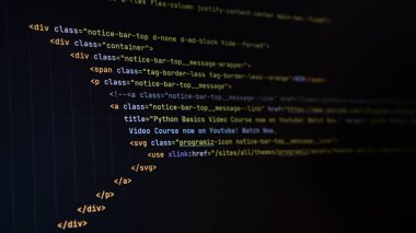 Monitörde IDE düzenleyici kodlu html kodu seçildi. Yazılım geliştirici programlama kodu arka planı